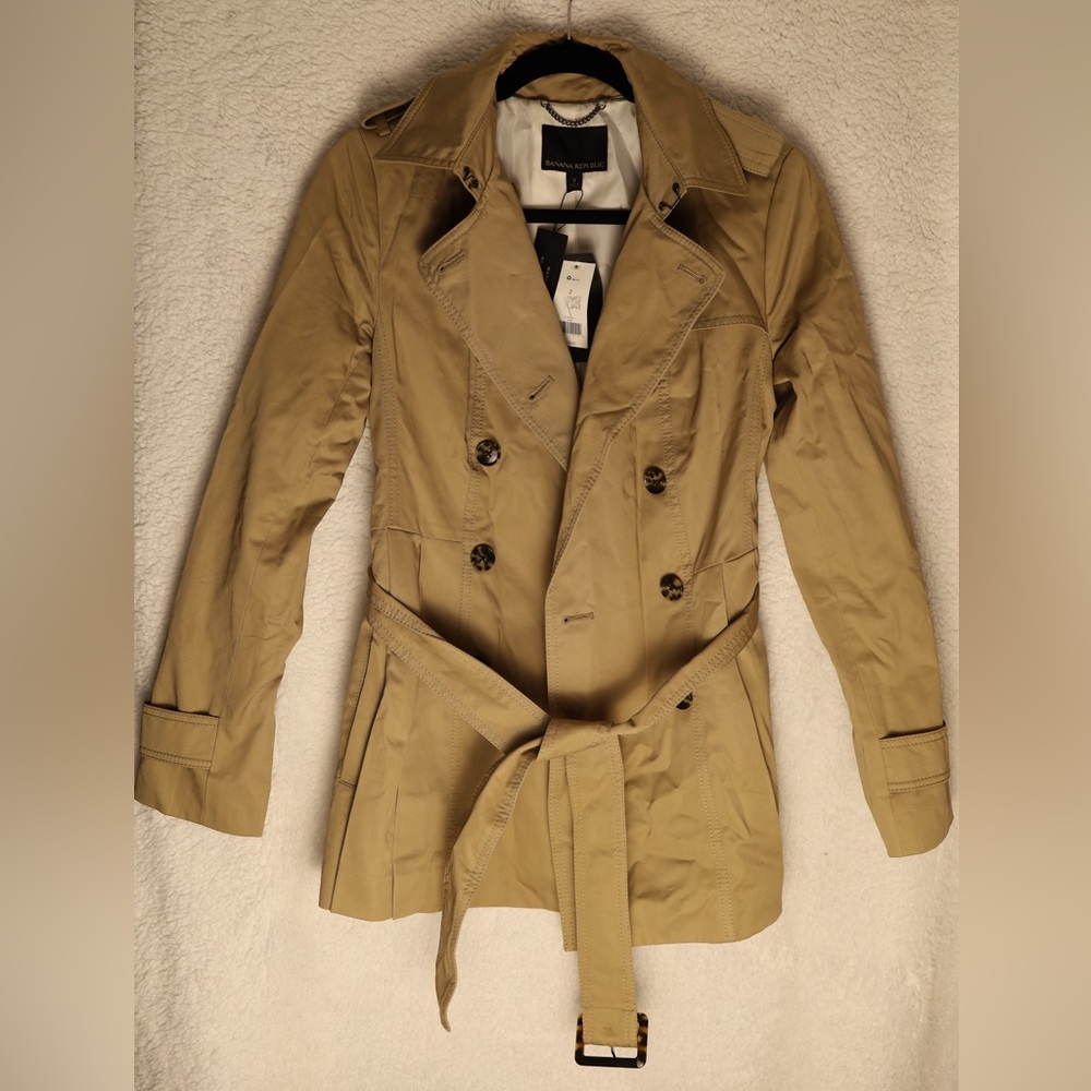 Banana Republic: Tan trench coat. Women’s Size 2.
